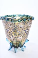 JEAN, Auguste (attribué à). Vase de forme carrée en verre...