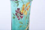 VASES (paire de) en verre à décor émaillé polychrome floral...