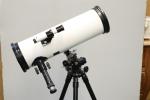 ASTRONOMICAL REFLECTOR TELESCOPE. LUNETTE astronomique. Avec accessoires. Sur trépied.