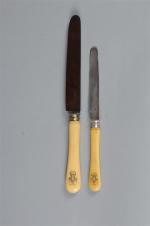 MENAGERE de couteaux manches ivoire, monogrammés S.D, maison ODIOT, époque...