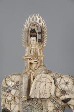 CHINE, 20ème siècle. STATUETTE d'ELEPHANT en os et placage d'os...