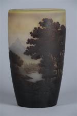 GALLE, Emile. Vase en verre multicouche brun mauve, à décor...