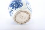 CHINE, XIXème siècle - Vase bocal à poissons en porcelaine...