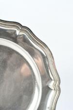 CHRISTOFLE - Plat circulaire en métal argenté, bordure contours, monogrammé....