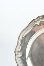 CHRISTOFLE - Plat circulaire en métal argenté, bordure contours, monogrammé....