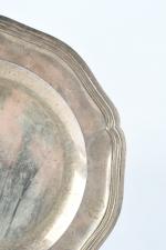 PLAT circulaire en argent, bordure contours, monogrammé. XIXème siècle. Diam....