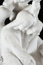 BENITIER en marbre sculpté à coquille portée par un homme...