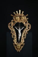 CHRIST en ivoire sculpté avec périzonium et couronne d'épine, décor...