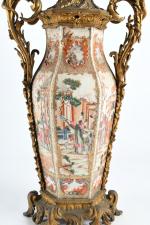 CHINE, Canton - XIXe siècle
Paire de vases hexagonaux en porcelaine...