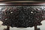TABLE (importante) ovale en bois de fer "Hong mu", traverse...