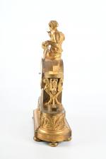 PENDULE néoclassique en bronze ciselé et doré à décor d'une...