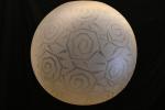 SUSPENSION sphère en verre dépoli à décor de motifs stylisés...