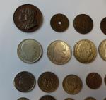 LOT de diverses monnaies usagées dans un porte-monnaie bleu