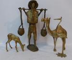 LOT de bronzes africains, comprenant : Un porteur d'eau, biche,...