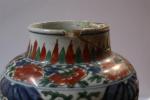 CHINE époque Kanji. Vase en porcelaine balustre à décor polychrome....