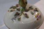 NIDERVILLER (18ème). Petit légumier couvert en porcelaine polychrome à décor...