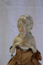 POUPEE mignonette buste porcelaine robe tissu, vers 1900. H. 30...
