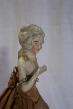 POUPEE mignonette buste porcelaine robe tissu, vers 1900. H. 30...