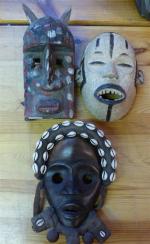 MASQUES (10) en bois sculpté. Travail africain moderne