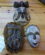 MASQUES (10) en bois sculpté. Travail africain moderne