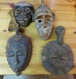MASQUES (10) en bois sculpté. travail africain moderne