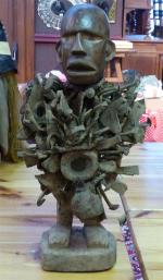 STATUETTES en bois sculpté clous et métal. travail africain moderne.