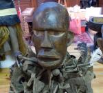 STATUETTES en bois sculpté clous et métal. travail africain moderne.