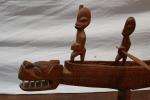 PIROGUE en bois sculpté et décor de personnages miniature ramant...