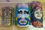MASQUES (cinq) en bois sculpté polychrome. travail indonésien et Amérique...