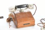 TELEPHONE ancien, en bois, métal et bakélite, de l'association des...