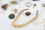 LOT de bijoux fantaisies dont colliers de perles, colliers, bracelets,...