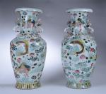 CHINE, 20ème siècle. POTICHES (paire de) en porcelaine polychrome à...