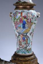 CANTON, 19ème siècle. VASE en porcelaine à décor polychrome. Monture...