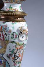CANTON, 19ème siècle. VASE en porcelaine à décor polychrome. Monture...