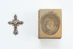 CROIX en argent filigrané à décor émaillée, XIXème siècle. 5.5...
