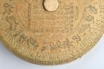MOYEN ORIENT - Astrolabe en bronze et laiton ciselé à...
