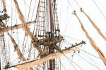 MAQUETTE de voilier trois mâts en bois avec voile carguées....