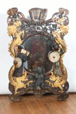 INDOCHINE vers 1900 - Miroir en bois richement sculpté, doré...
