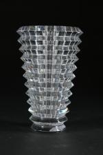 BACCARAT. Vase modèle "EYE" en cristal taillé de forme cornet...