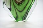 GALLOY, P (XXe siècle). Vase en verre à fond vert...
