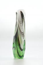 GALLOY, P (XXe siècle). Vase en verre à fond vert...