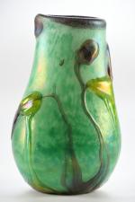 MILESI, Gabriel (XXe siècle). Vase en verre à fond vert...