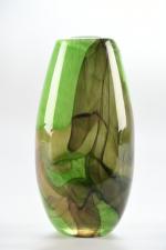 MILESI, Gabriel (XXe siècle). Vase en verre à fond vert,...