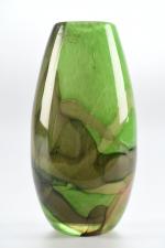 MILESI, Gabriel (XXe siècle). Vase en verre à fond vert,...