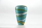 MILESI, Gabriel (XXe siècle). Vase en verre à fond bleu...