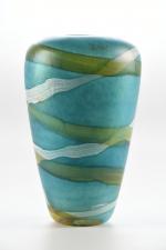 MILESI, Gabriel (XXe siècle). Vase en verre à fond bleu...