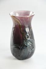 MILESI, Gabriel (XXe siècle). Vase en verre à fond mauve,...