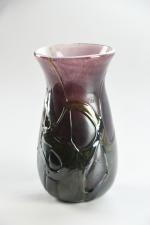 MILESI, Gabriel (XXe siècle). Vase en verre à fond mauve,...