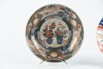 JAPON, XVIIIème siècle. Assiette en porcelaine Imari, JOINT une autre...