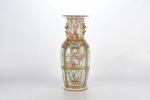 CHINE, Canton, XIXème siècle - Grand vase en porcelaine émaillée...